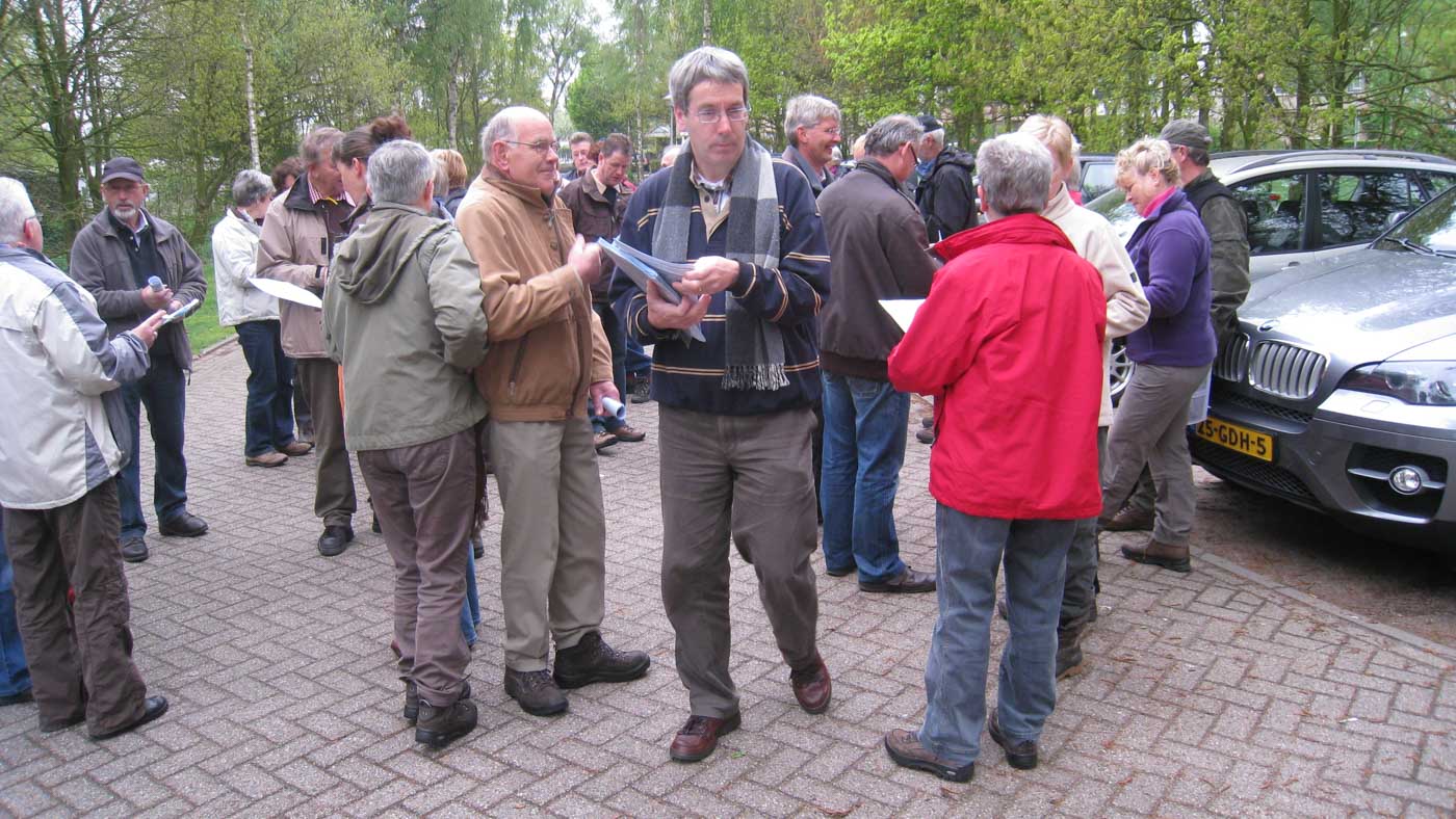 Bij de groenhoeve deelt Peter Noy de reisinformatie uit ©Martien van Dooren